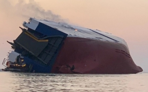 현대글로비스 소속 대형 자동차 운반선 사고 현장. /사진=뉴스1(USCG 제공) 