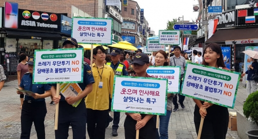 안산시가 추석연휴를 앞두고 안산다문화마을특구 거리캠페인을 펼쳤다. / 사진제공=안산시