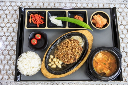단양팔경휴게소(부산방향)의 단양마늘수제떡갈비. /사진=한국관광공사