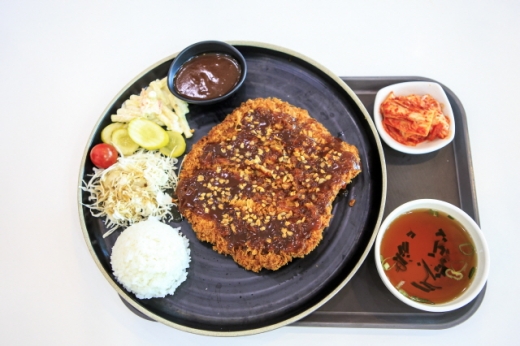 단양팔경휴게소(춘천방향)의 마늘왕돈까스. /사진=한국관광공사