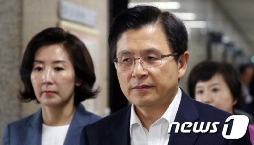 황교안 자유한국당 대표와 나경원 원내대표가 9일 서울 여의도 국회에서 열린 최고위원회의에 참석하고 있다. /사진=뉴스1