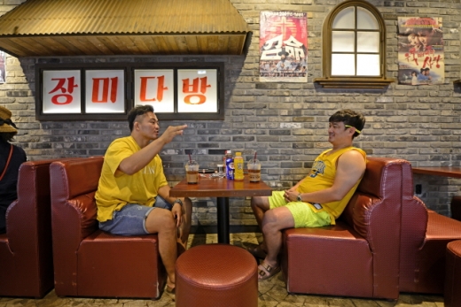 삼국유사군위휴게소의 70년대 다방 분위기로 꾸민 휴식공간. /사진=한국관광공사