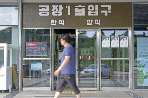 공장을 테마로 한 군위영천휴게소의 출입문. /사진=한국관광공사