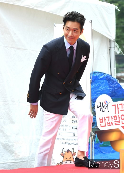 [머니S포토] 남궁민 '젠틀한 미소'와 함께 왔어요