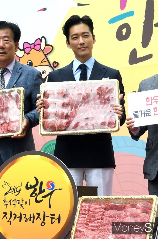 [머니S포토] 남궁민 '한우로 추석 준비하세요'
