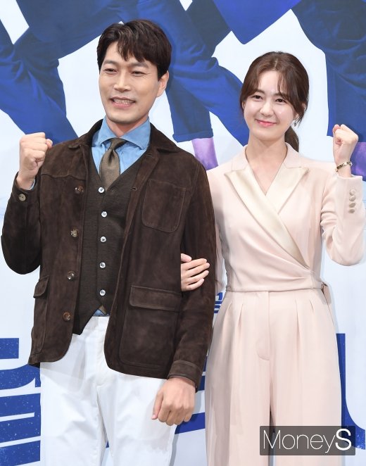 [머니S포토] 최귀화·이요원 '힘찬 파이팅!'