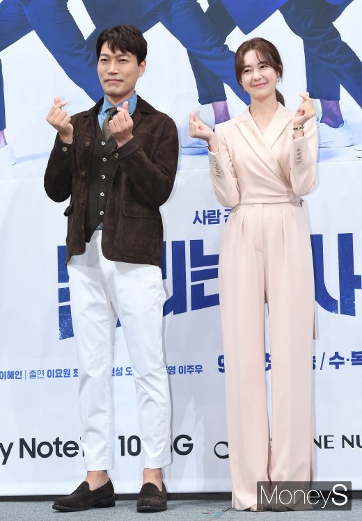 [머니S포토] 최귀화·이요원 '어색한 하트'