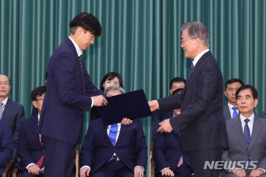 문재인 대통령이 9일 청와대 본관에서 조국 신임 법무부 장관에게 임명장을 수여한 후 악수하고 있다./사진=뉴시스