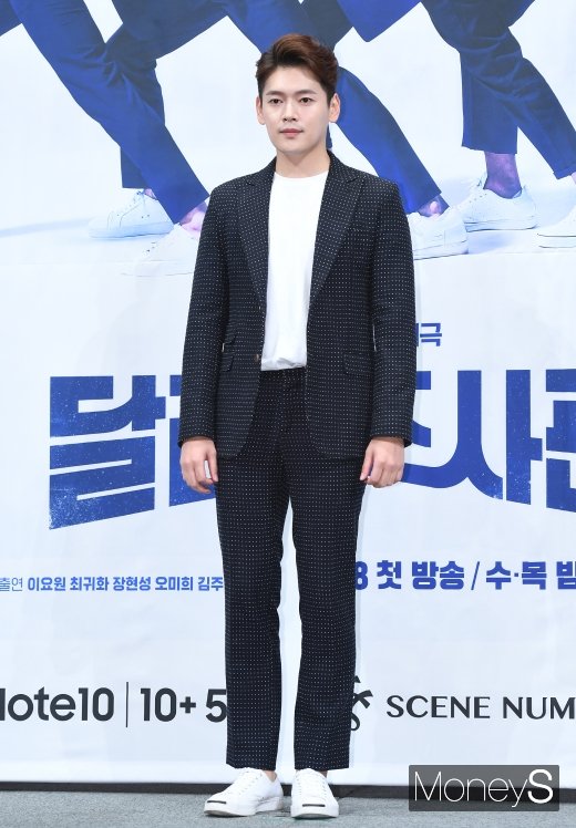 [머니S포토] '달리는 조사관' 김주영, 훈훈한 슈트핏