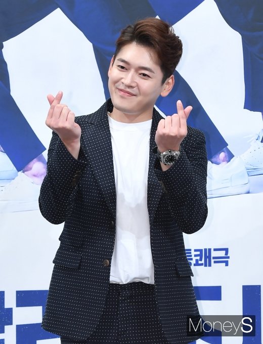 [머니S포토] 김주영 '여심저격 하트'