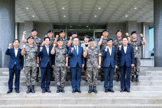 송종욱 광주은행장(오른쪽4번째)이 소영민 31사단장(오른쪽3번째)을 비롯한 군 관계자들과 기념사진을 찍고 있다./사진=광주은행 제공.
