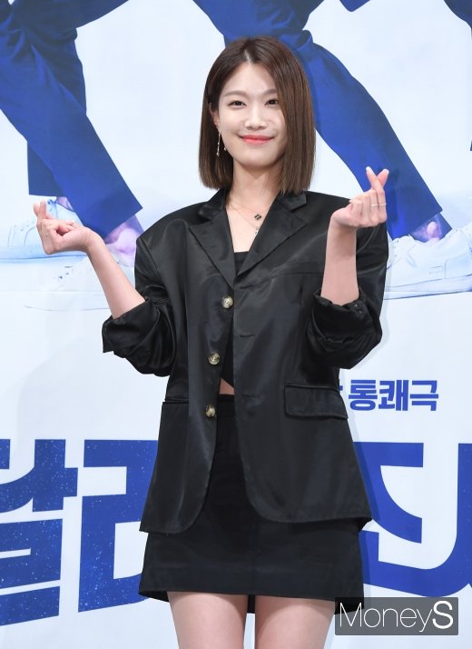 [머니S포토] 이주우 '깜찍한 하트 발사'