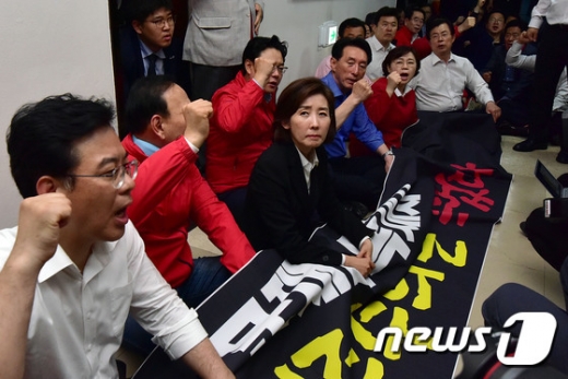 지난 4월29일 국회에서 열린 사개특위 전체회의에서 공수처 법안이 패스트트랙으로 지정되자 나경원 자유한국당 원내대표 등 의원들이 회의장 앞에서 항의 시위를 펼치고 있다. /사진=뉴스1