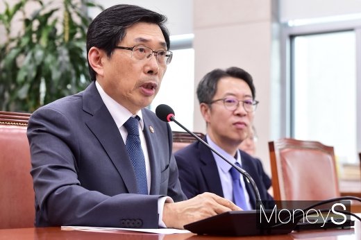 박상기 법무부장관이 지난 7월31일 서울 여의도 국회 법제사법위원회 전체회의에서 의원 질의에 답하고 있다. /사진=임한별 기자