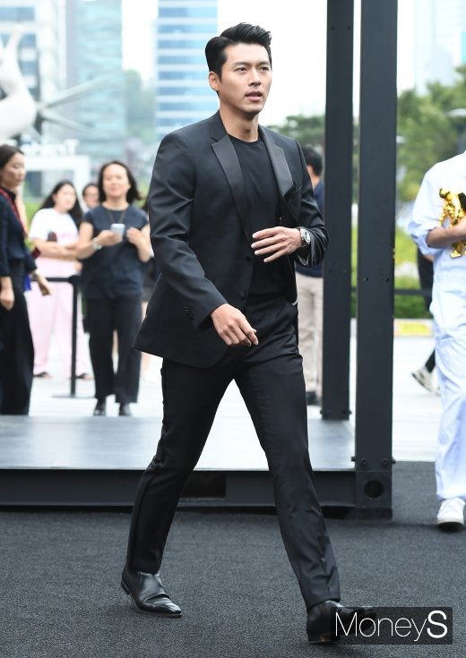 [머니S포토] 현빈, 거리 시선 싹쓸이하는 비주얼