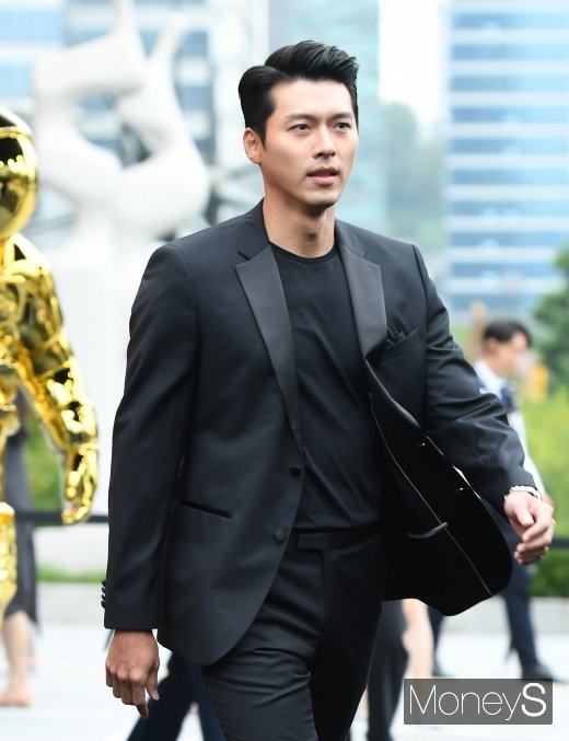 [머니S포토] 현빈, 재킷 휘날리며 걸어오는 '조각 미남'