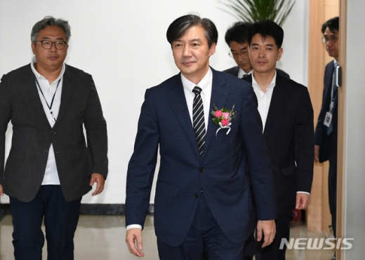 조국 신임 법무부 장관이 9일 오후 경기 과천시 법무부 대회의실에서 열린 취임식에 참석하는 모습. /사진=뉴시스    