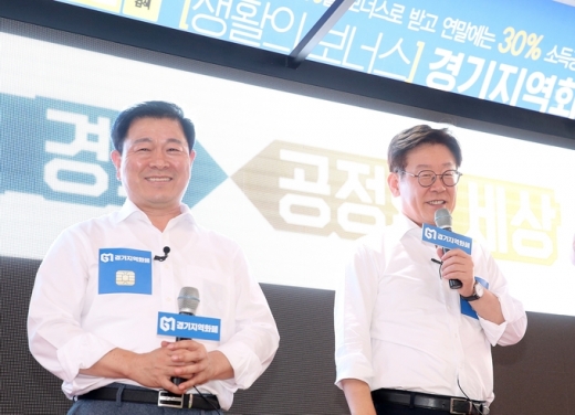 한가위를 앞두고 경기지역화폐 홍보를 위해 박승원 광명시장이 이재명 경기도지사와 함께 9일 오후 광명전통시장을 방문했다. / 이하 사진제공=광명시  