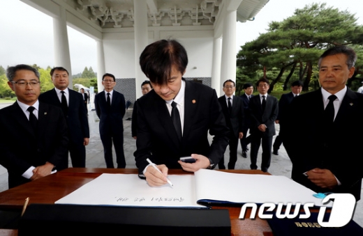 조국 법무부 장관 10일 현충원 참배 모습. /사진=뉴스1  