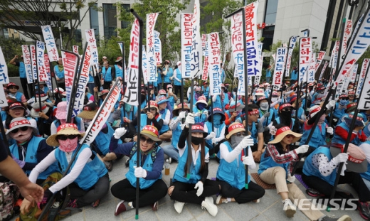 8월 29일 오전 서울 서초구 대법원 앞에서 승소한 톨게이트 노조원들이 환호하고 있다. /사진=뉴시스