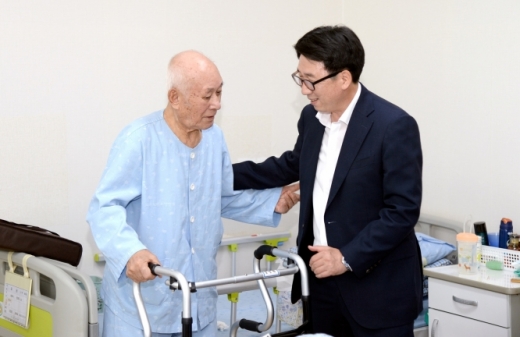 최종환 시장, 추석 맞아 사회복지시설·생존 애국지사·참전유공자 위문. / 이하 사진제공=파주시
