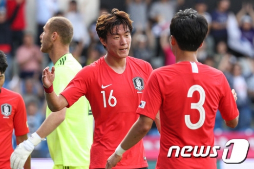 지난 6일(한국시간) 터키 이스탄불 파티흐 테림 스타디움에서 열린 축구 국가대표팀 평가전 한국과 조지아 경기에서 황의조(16번)가 골을 넣은 뒤 기뻐하고 있다. /사진=뉴스1