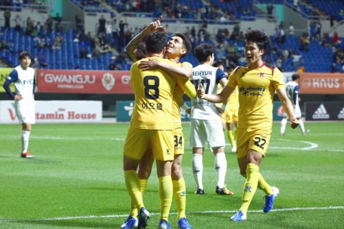 ▲지난 5월20일 12라운드 서울E전 윌리안득점 세리머니/사진제공=광주FC