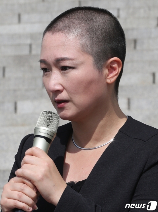 이언주(무소속) 의원이 10일 서울 여의도 국회 본청 계단에서 삭발식을 진행했다. /사진=뉴스1