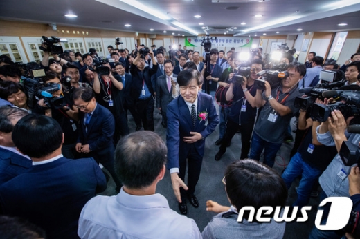 조국 법무부장관이 지난 9일 경기 과천 정부과천청사에서 열린 법무부장관 취임식에 참석해 직원들과 인사하고 있다. /사진=뉴스1