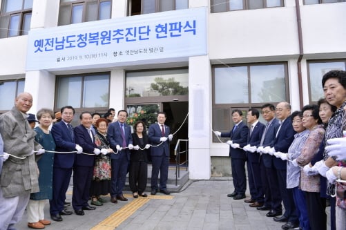▲이용섭 광주광역시장이 10일 오전 동구 옛 전남도청 별관 앞에서 열린 '옛 전남도청복원추진단 현판식'에 참석해 박양우 문화체육관광부 장관, 김동찬 광주시의회 의장, 장휘국 광주시교육감, 정영일·김후식 복원대책위 상임공동위원장, 도청지킴이 어머니, 5·18단체 등 내빈들과 현판식을 하고 있다./사진제공=광주광역시