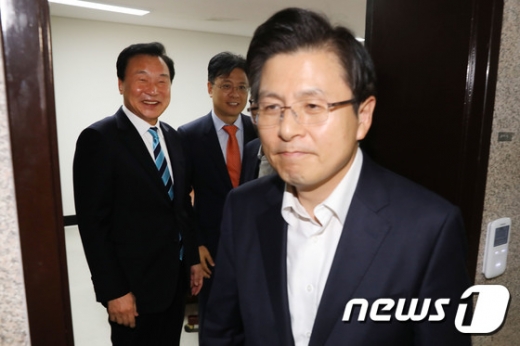 황교안 자유한국당 대표(오른쪽)가 지난 10일 국회 바른미래당 사무실에서 손학규 바른미래당 대표와 긴급 회동을 가진 뒤 사무실을 나서고 있다. /사진=뉴스1