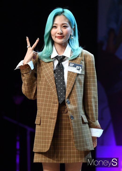 안지영이 10일 열린 미니앨범 발매 기념 쇼케이스에서 깜찍한 포즈를 취하고 있다. /사진=장동규 기자