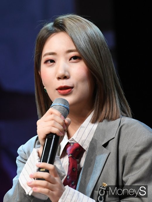 [머니S포토] 취재에 응하는 볼빨간사춘기 우지윤