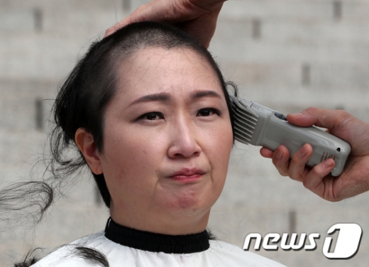 이언주 무소속 의원이 10일 서울 여의도 국회 본청 계단에서 삭발식을 하고 있다. /사진=뉴스1