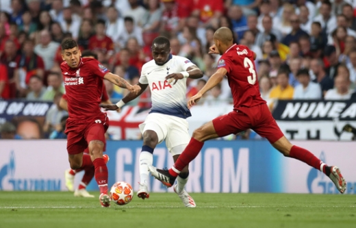 리버풀 팬들이 지난 시즌 UEFA 챔피언스리그 우승에 기여했던 호베르투 피르미누(왼쪽)와 파비뉴(오른쪽)의 게임 능력치를 이해할 수 없다는 반응을 보이고 있다. /사진=로이터