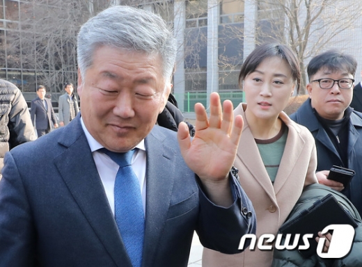 우석제 안성시장(왼쪽). /사진=뉴스1