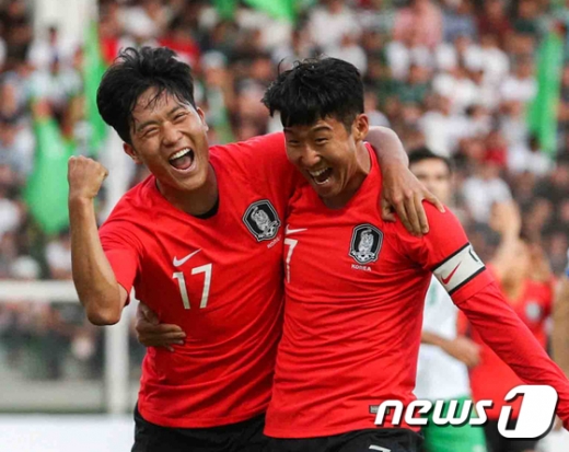 10일 오후 11시(한국시간) 투르크메니스탄 아시가바트 코페트다그 스타디움에서 2022 국제축구연맹(FIFA) 카타르 월드컵 아시아 지역 2차 예선 H조 1차전에서 투르크메니스탄전에서 선제골을 넣고 손흥민(오른쪽)과 함께 환호하고 있는 대한민국의 나상호. /사진=뉴스1