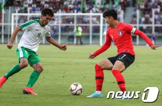지난 10일 오후 11시(한국시간) 투르크메니스탄 아시가바트 코페트다그 스타디움에서 열린 2022 국제축구연맹(FIFA) 카타르 월드컵 아시아 지역 2차 예선 H조 1차전 투르크메니스탄을 상대로 선발 출전한 대한민국의 손흥민(오른쪽). /사진=뉴스1