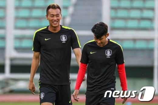 지난 10일 오후 11시(한국시간) 투르크메니스탄 아시가바트 코페트다그 스타디움에서 열린 2022 국제축구연맹(FIFA) 카타르 월드컵 아시아 지역 2차 예선 H조 1차전에서 투르크메니스탄을 상대로 강렬한 인상을 남긴 대한민국의 공격수 김신욱(왼쪽). /사진=뉴스1