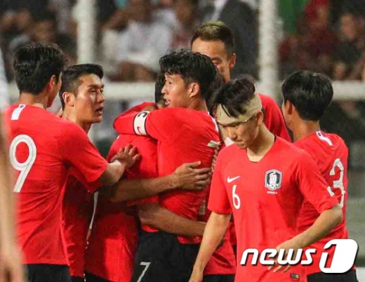 10일 투르크메니스탄 아시가바트 코페트다그 스타디움에서 열린 '2022 국제축구연맹(FIFA) 카타르 월드컵 아시아지역 2차 예선' H조 조별리그 1차전 한국과 투르크메니스탄의 경기에서 정우영이 골을 넣고 선수들과 함께 기뻐하고 있다. /사진=뉴스1     