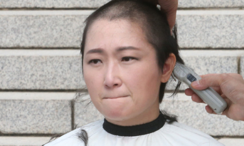 무소속 이언주 의원이 10일 서울 여의도 국회 본청 계단 앞에서 조국 법무부 장관 임명을 규탄하며 삭발을 하고 있다. /사진=뉴시스