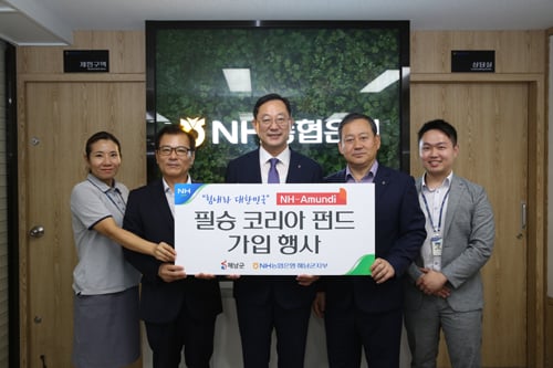  '극일 펀드'가입에 동참한 명현관 전남 해남군수 (사진 가운데)/사진제공=해남군