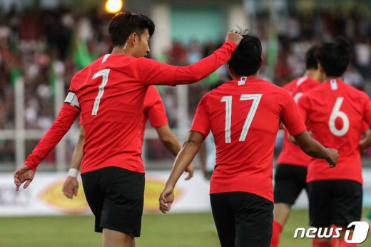 10일(한국시간) 투르크메니스탄 아시가바트 코페트다그 스타디움에서 열린 '2022 국제축구연맹(FIFA) 카타르 월드컵 아시아지역 2차 예선' H조 조별리그 1차전 한국과 투르크메니스탄의 경기에서 전반전 나상호가 골을 넣고 손흥민과 기뻐하고 있다. /사진=뉴스1