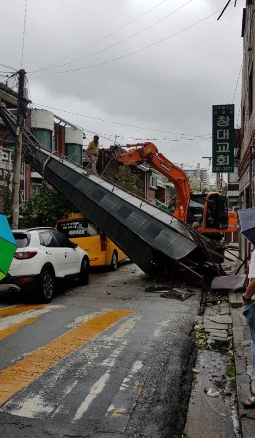 구리시 소재 교회 철탑이 무너져 내린 복구 작업 현장(인창동 소재). / 사진제공=구리시