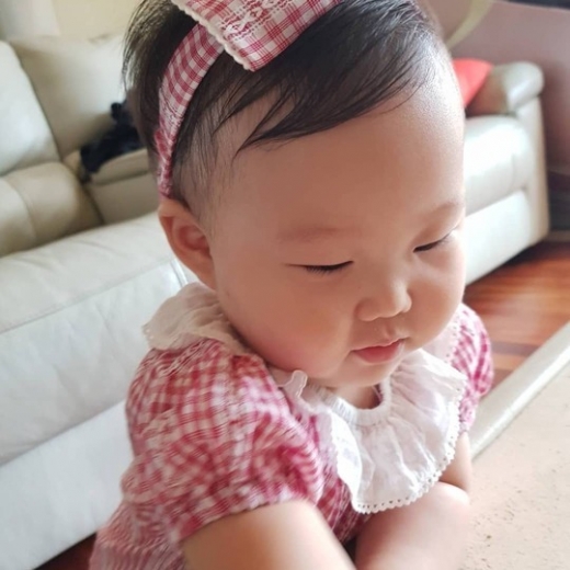 장윤정 딸. /사진=도경완 인스타그램 캡처   