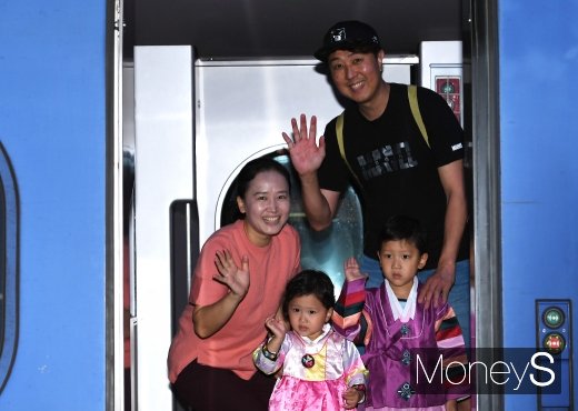 [머니S포토] '고향으로 향하는 한 가족'