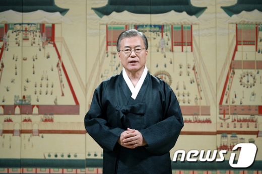 문재인 대통령이 지난 10일 청와대 본관에서 국민들에게 추석인사를 전하고 있다. /사진=청와대 제공