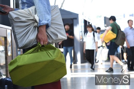 [머니S포토] '양손 무겁게 고향으로'