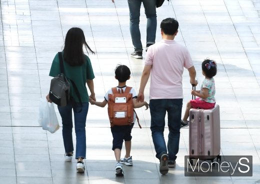 [머니S포토] 엄마·아빠 손잡고 고향으로