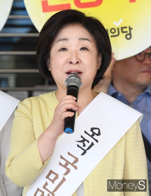 [머니S포토] 심상정 대표 '추석 잘 보내고 오세요'